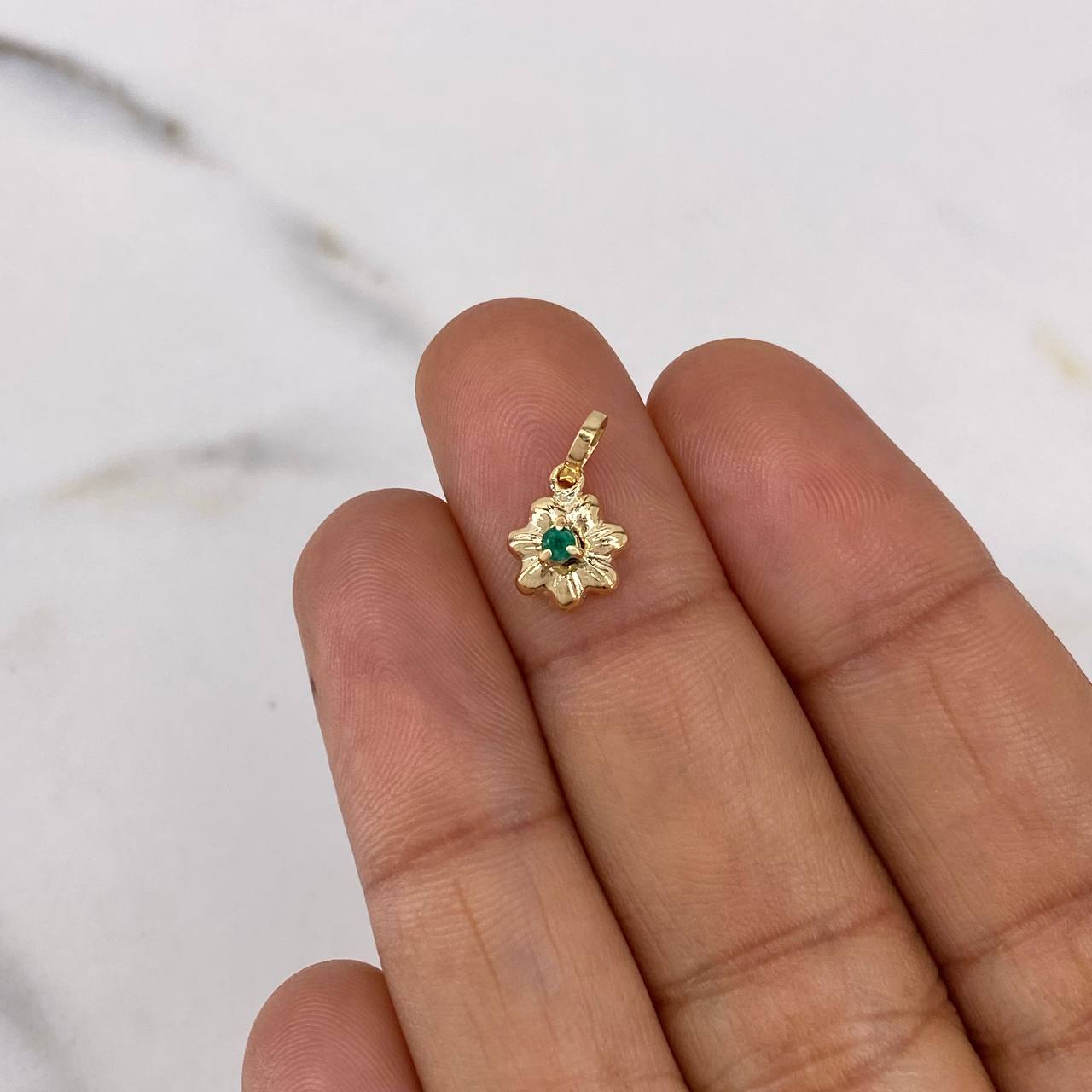 Dije Flor 0.4gr / 1.3cm / Esmeralda 4pts Oro Amarillo 18K (Joya) &