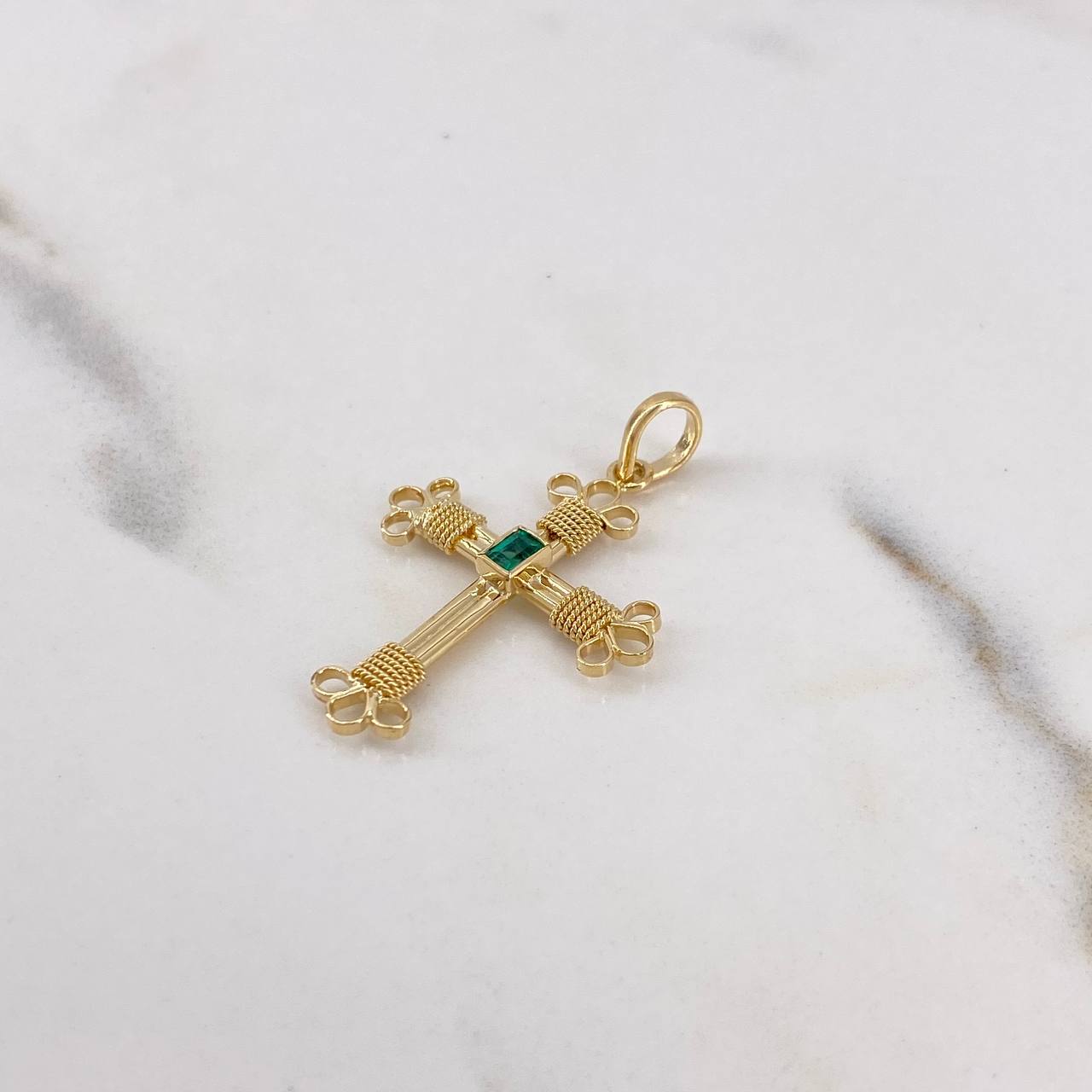Dije Cruz 1.7gr / 3.2cm / Esmeralda 8pts Rectangular Oro Amarillo 18K (Joya) &