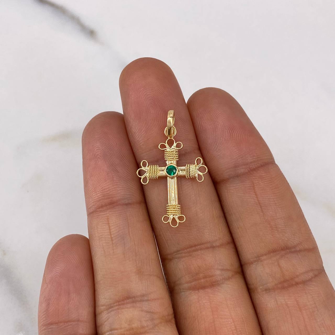 Dije Cruz 1.4gr / 2.8cm / Esmeralda 7pts Redonda Oro Amarillo 18K (Joya) $