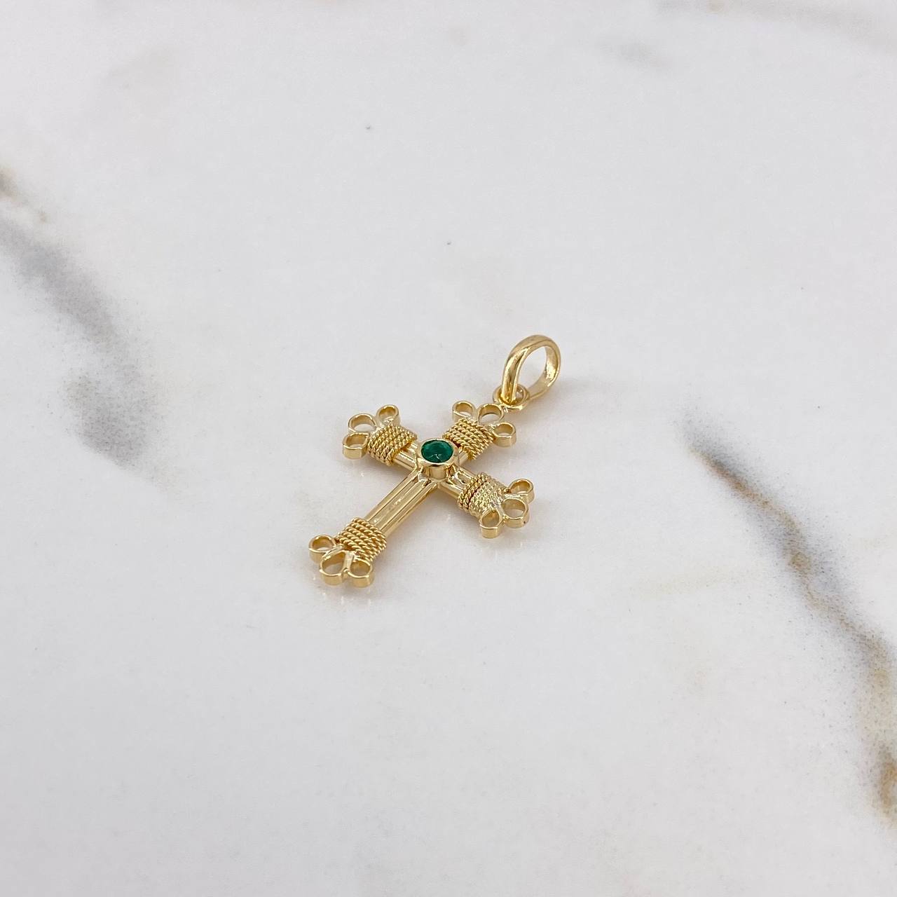 Dije Cruz 1.4gr / 2.8cm / Esmeralda 7pts Redonda Oro Amarillo 18K (Joya) $