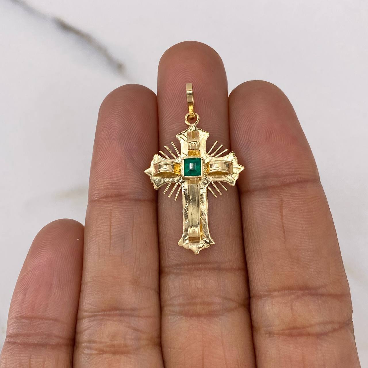 Dije Cruz 2.05gr / 3.3cm / Esmeralda 19pts Cuadrada Oro Amarillo 18K (Joya) &