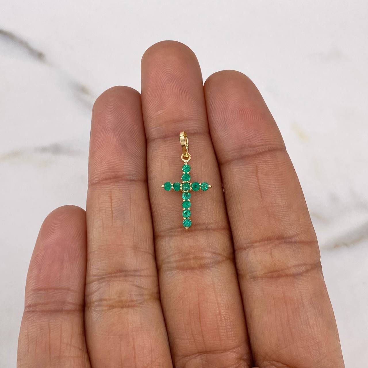 Dije Cruz 0.6gr / 2.2cm / Esmeralda 32pts Oro Amarillo 18K (Joya)
