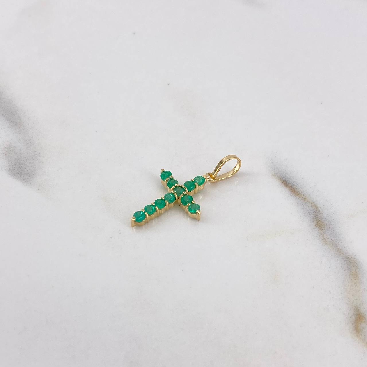 Dije Cruz 0.6gr / 2.2cm / Esmeralda 32pts Oro Amarillo 18K (Joya)