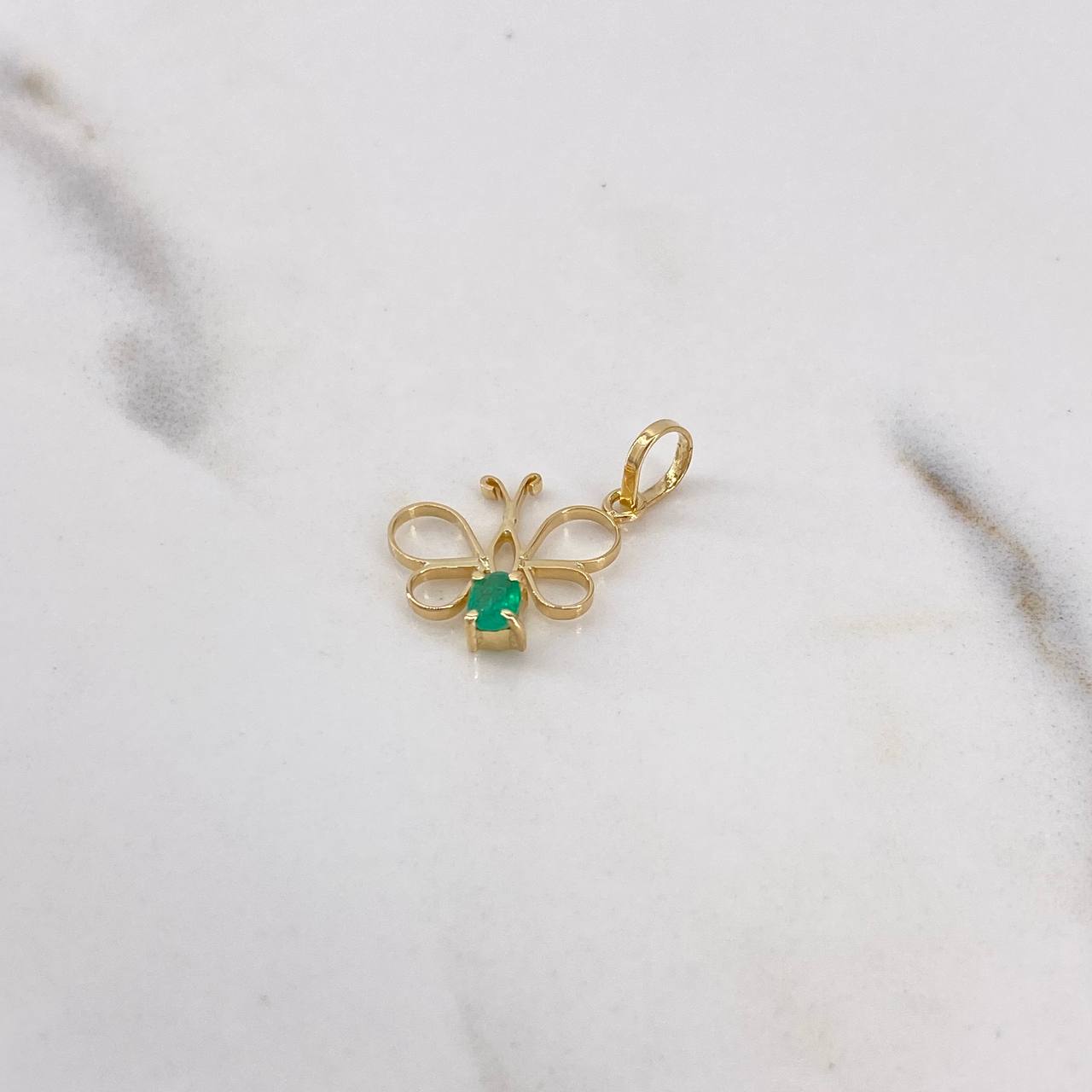 Dije Mariposa 0.6gr / 1.9cm / Esmeralda 12pts Oro Amarillo 18K (Joya) $