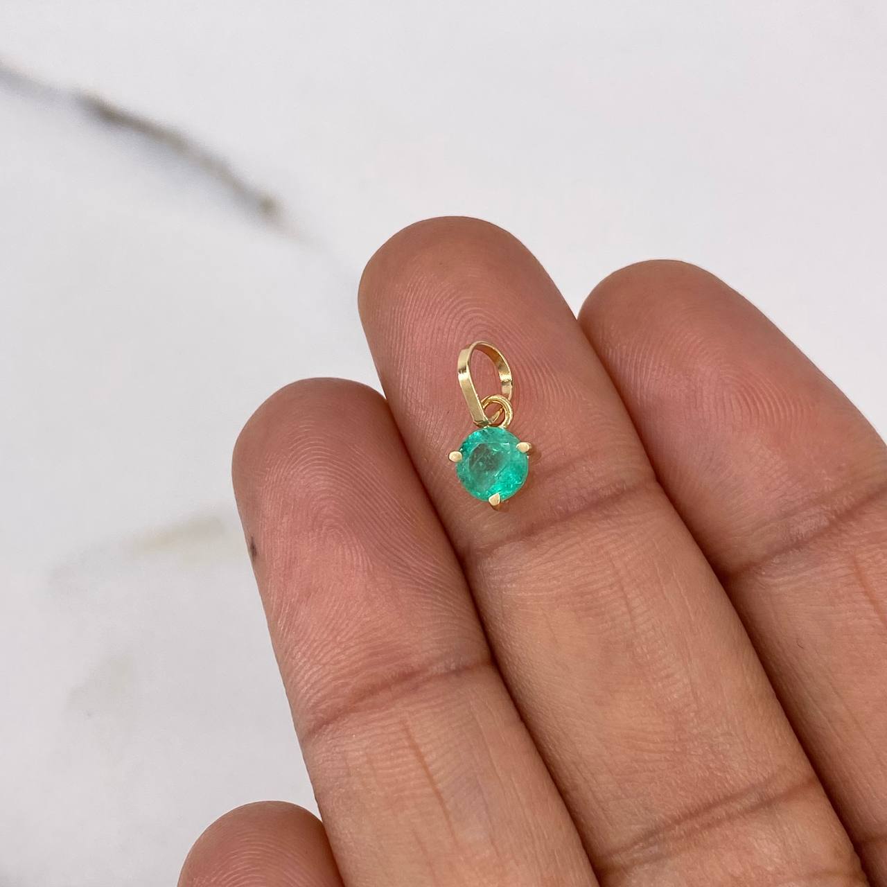 Dije Halo Grande 0.45gr / 1.3cm / Esmeralda 58pts Oro Amarillo 18K (Joya) $