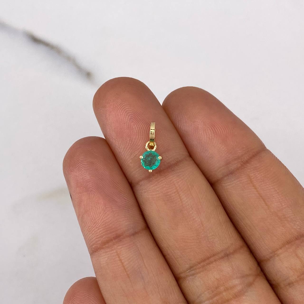 Dije Halo Mediano 0.35gr / 1.1cm / Esmeralda 20pts Oro Amarillo 18K (Joya) $