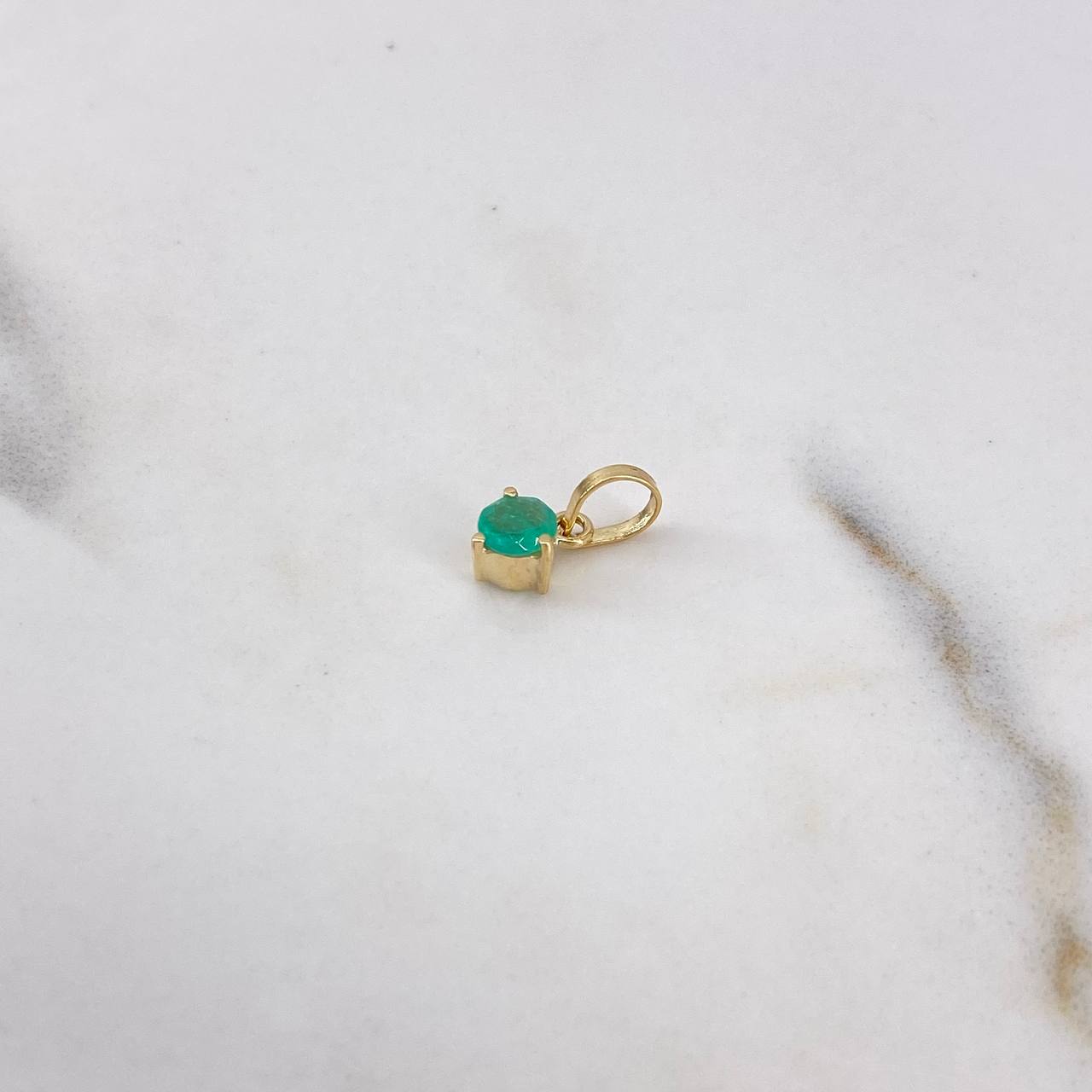 Dije Halo Mediano 0.35gr / 1.1cm / Esmeralda 20pts Oro Amarillo 18K (Joya) $