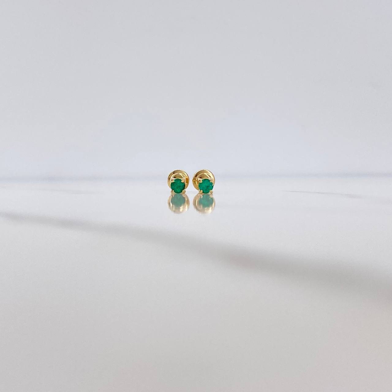 Topos 0.7gr / Esmeralda 16pts Oro Amarillo 18K (Joya) $