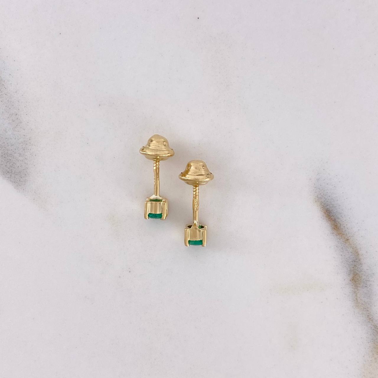 Topos 0.7gr / Esmeralda 16pts Oro Amarillo 18K (Joya) $