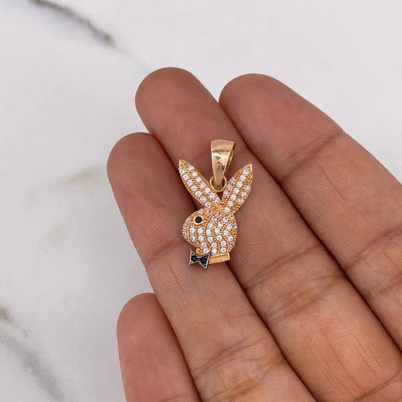 Dije Conejo 2.25gr / 2.3cm / Circones Blancos Negros Oro Rosa 18K $