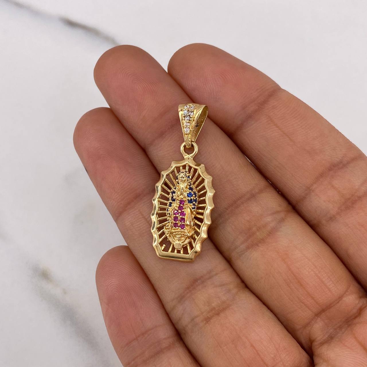 Dije Virgen Guadalupe 3.05gr / 3.1cm / Circones Blancos-Azul-Fucsia Oro Amarillo 18K #