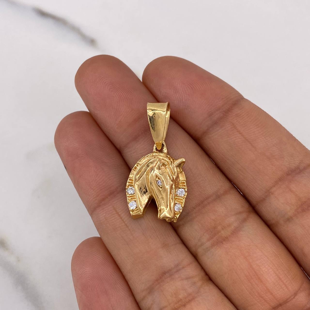 Dije Herradura Caballo 4.4gr / 2.6cm / Circones Blancos Oro Amarillo 18K $