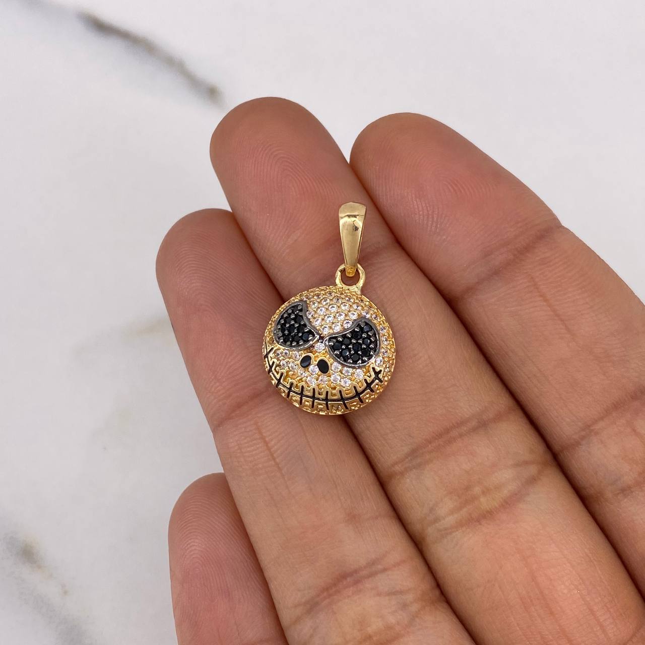 Dije Jack 2.6gr / 2.2cm / Circones Blancos Negros Oro Amarillo 18K #