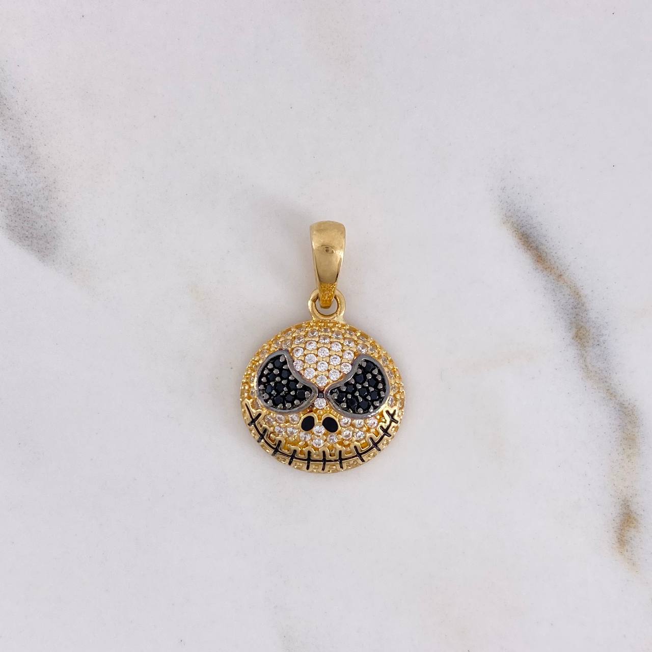 Dije Jack 2.6gr / 2.2cm / Circones Blancos Negros Oro Amarillo 18K #