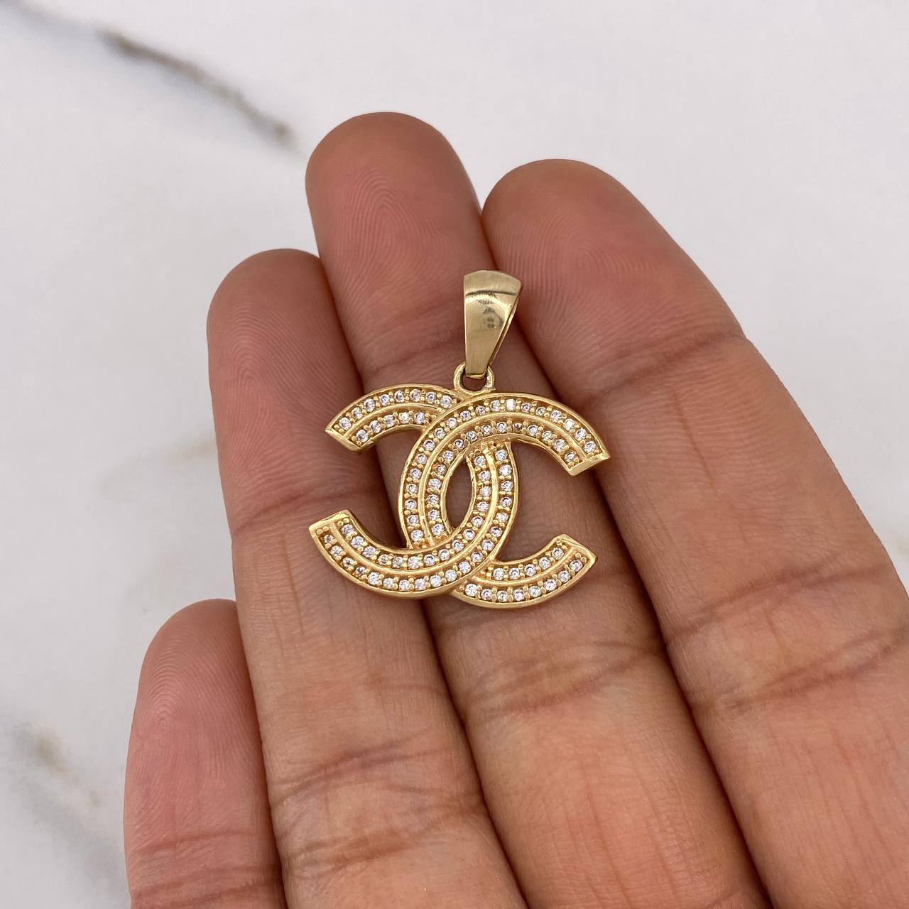 Dije CC 3.35gr / 2.6cm / Circones Blancos Oro Amarillo 18K $