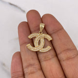 Dije CC 3.35gr / 2.6cm / Circones Blancos Oro Amarillo 18K $