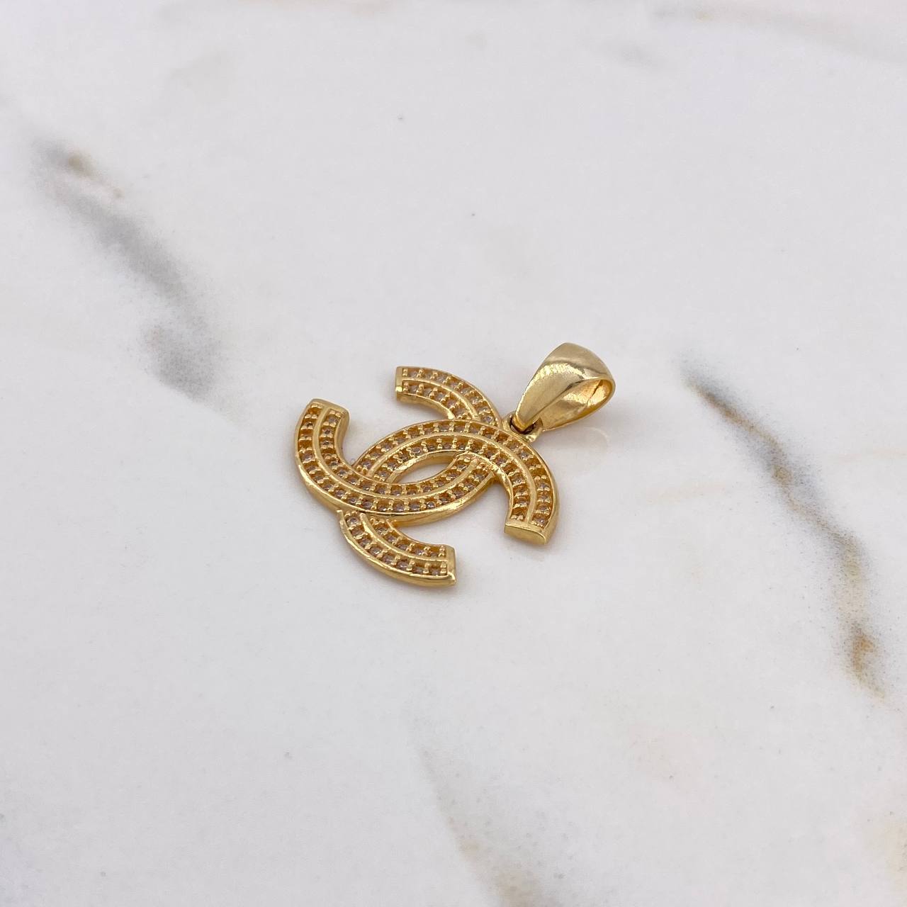 Dije CC 3.35gr / 2.6cm / Circones Blancos Oro Amarillo 18K $