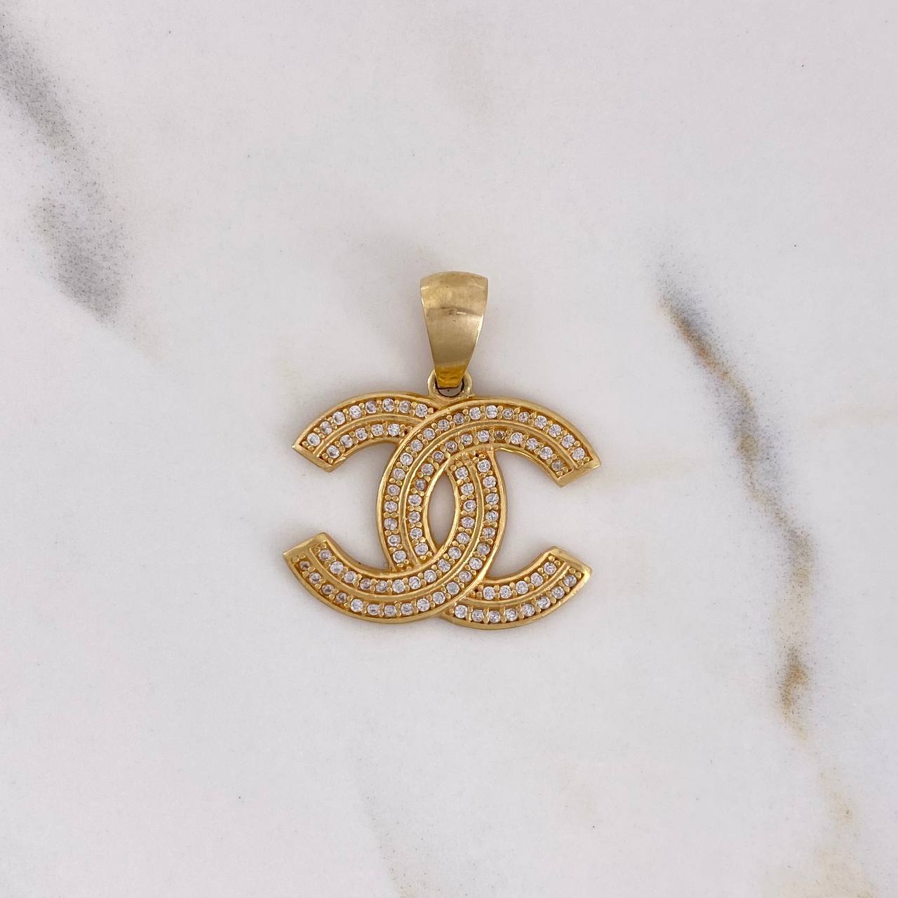 Dije CC 3.35gr / 2.6cm / Circones Blancos Oro Amarillo 18K $