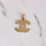 Dije CC 3.35gr / 2.6cm / Circones Blancos Oro Amarillo 18K $