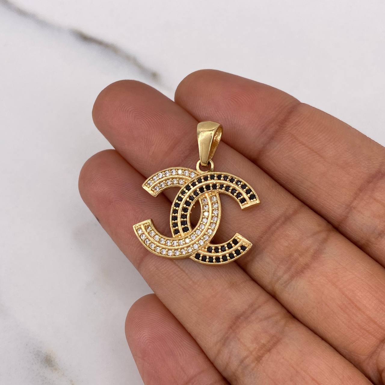 Dije CC 3.25gr / 2.6cm / Circones Blancos Negros Oro Amarillo 18K $