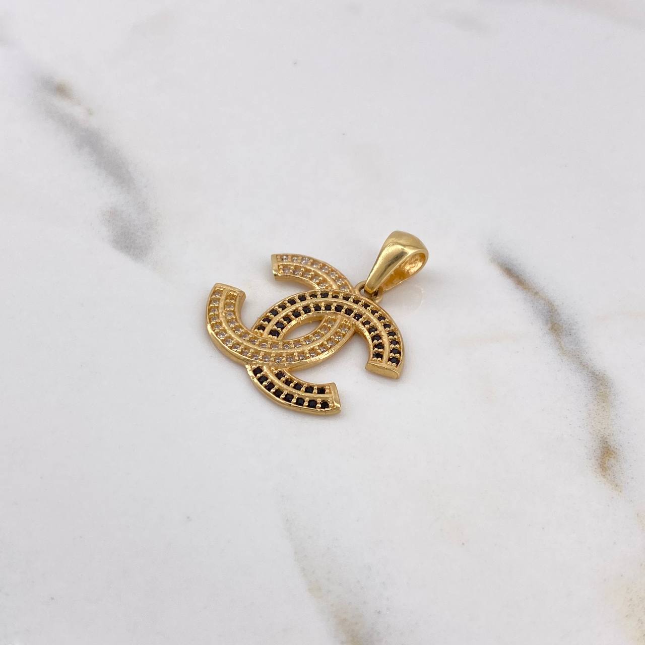 Dije CC 3.25gr / 2.6cm / Circones Blancos Negros Oro Amarillo 18K $