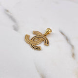 Dije CC 3.25gr / 2.6cm / Circones Blancos Negros Oro Amarillo 18K $