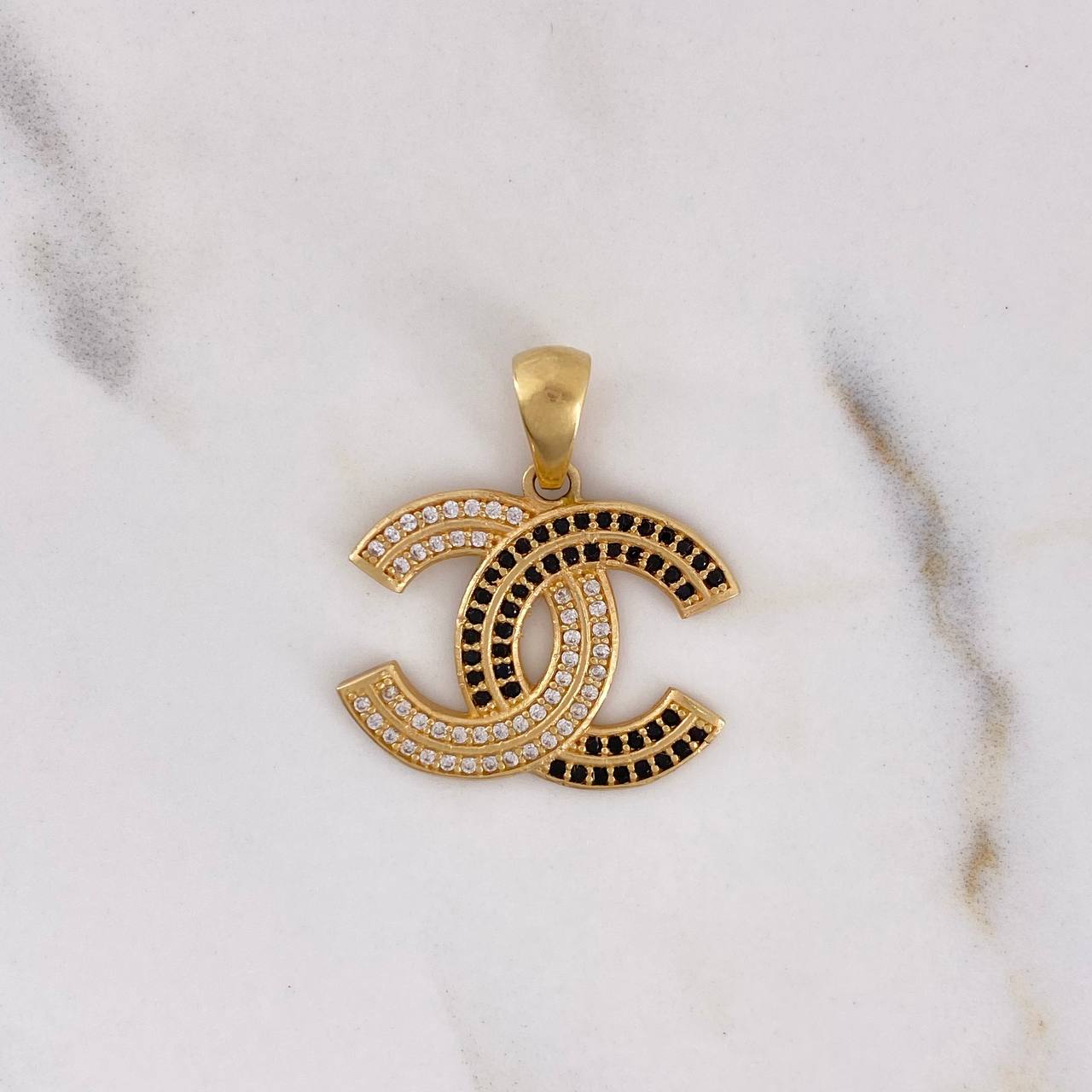 Dije CC 3.25gr / 2.6cm / Circones Blancos Negros Oro Amarillo 18K $