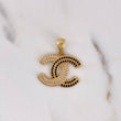 Dije CC 3.25gr / 2.6cm / Circones Blancos Negros Oro Amarillo 18K $