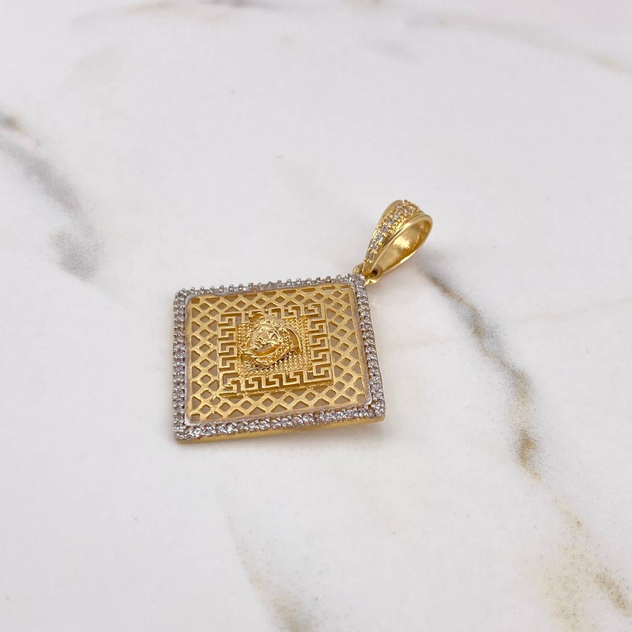 Dije Rombo Medusa 5.25gr / 4.3cm / Circones Blancos Oro Amarillo 18K $