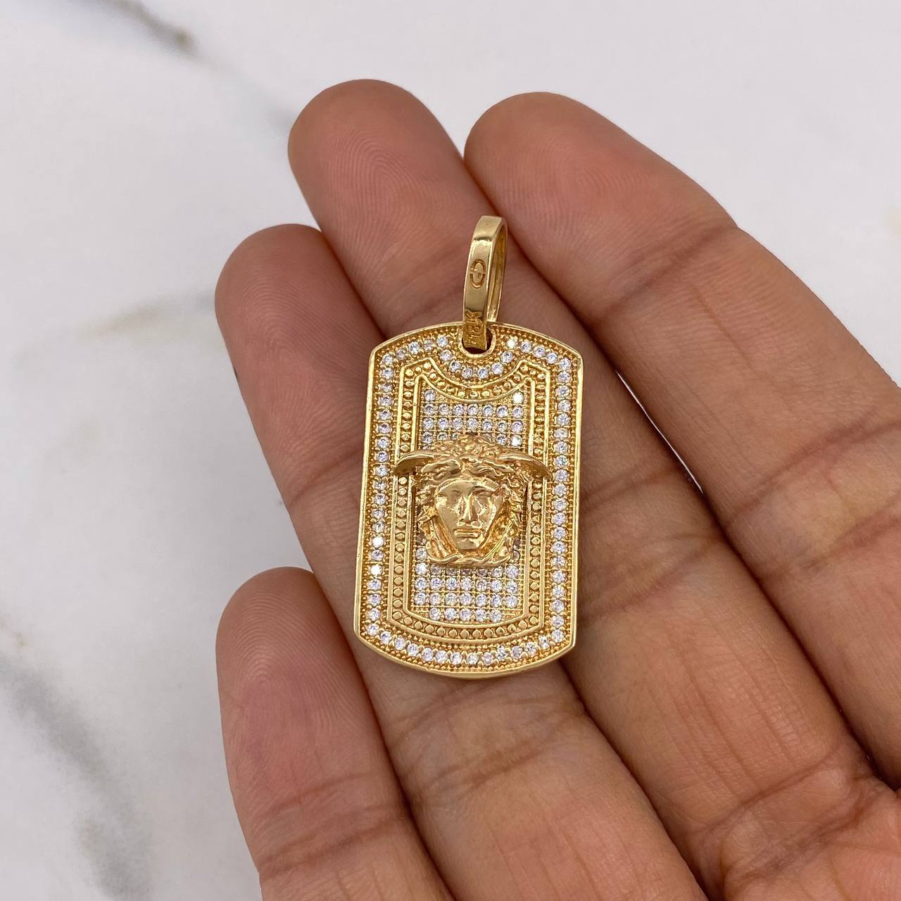 Dije Placa Medusa 7.65gr / 3.8cm / Circones Blancos Oro Amarillo 18K $