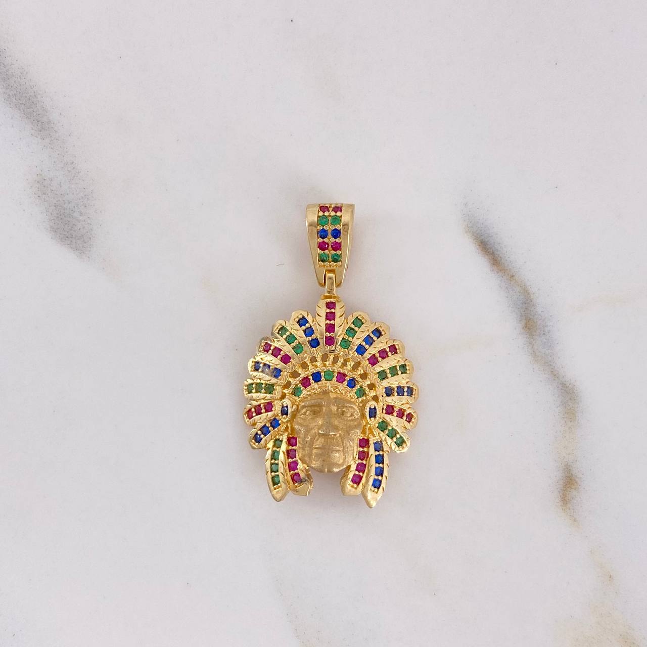 Dije Indio 4.6gr / 3.2cm / Circones Colores Oro Amarillo 18K $