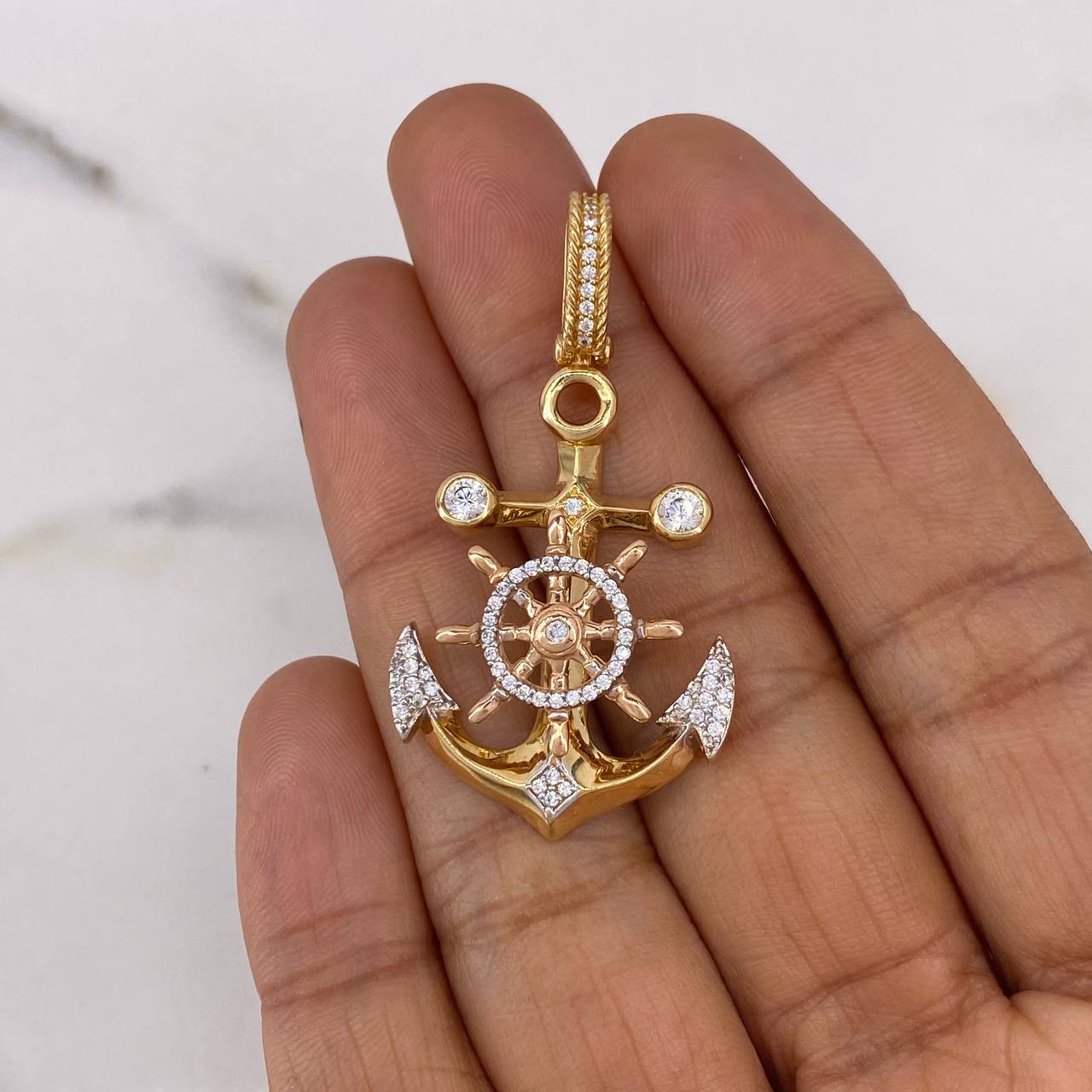 Dije Ancla Timon 6.1gr / 4.5cm / Circones Blancos Tres Oros 18K #