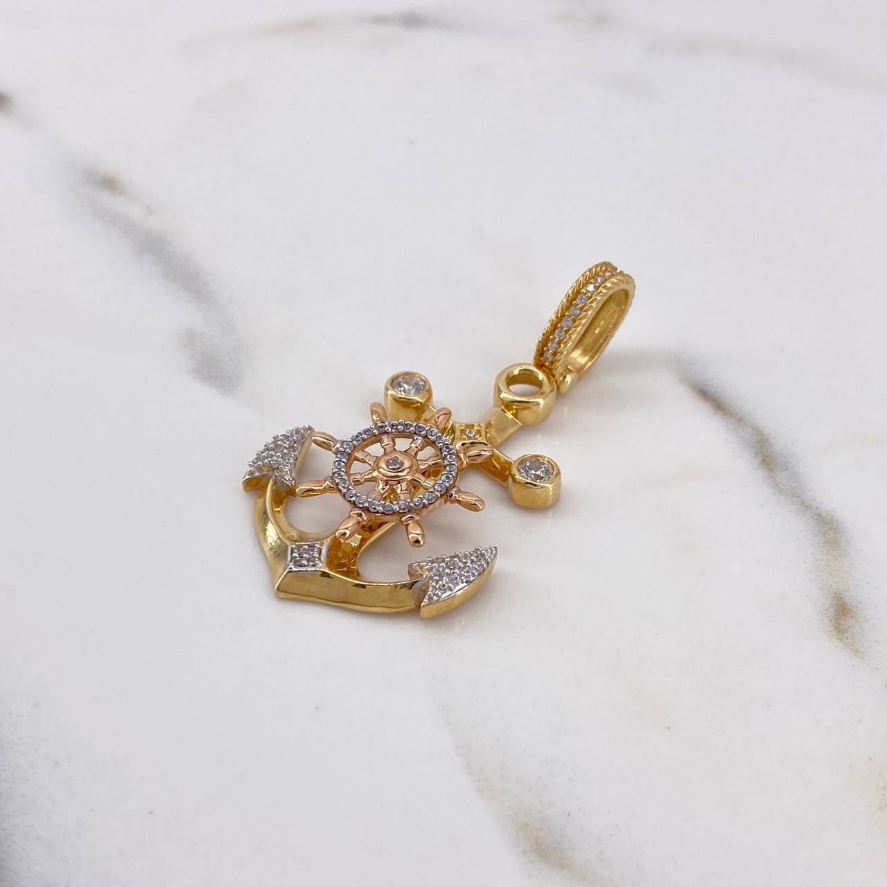 Dije Ancla Timon 6.1gr / 4.5cm / Circones Blancos Tres Oros 18K #