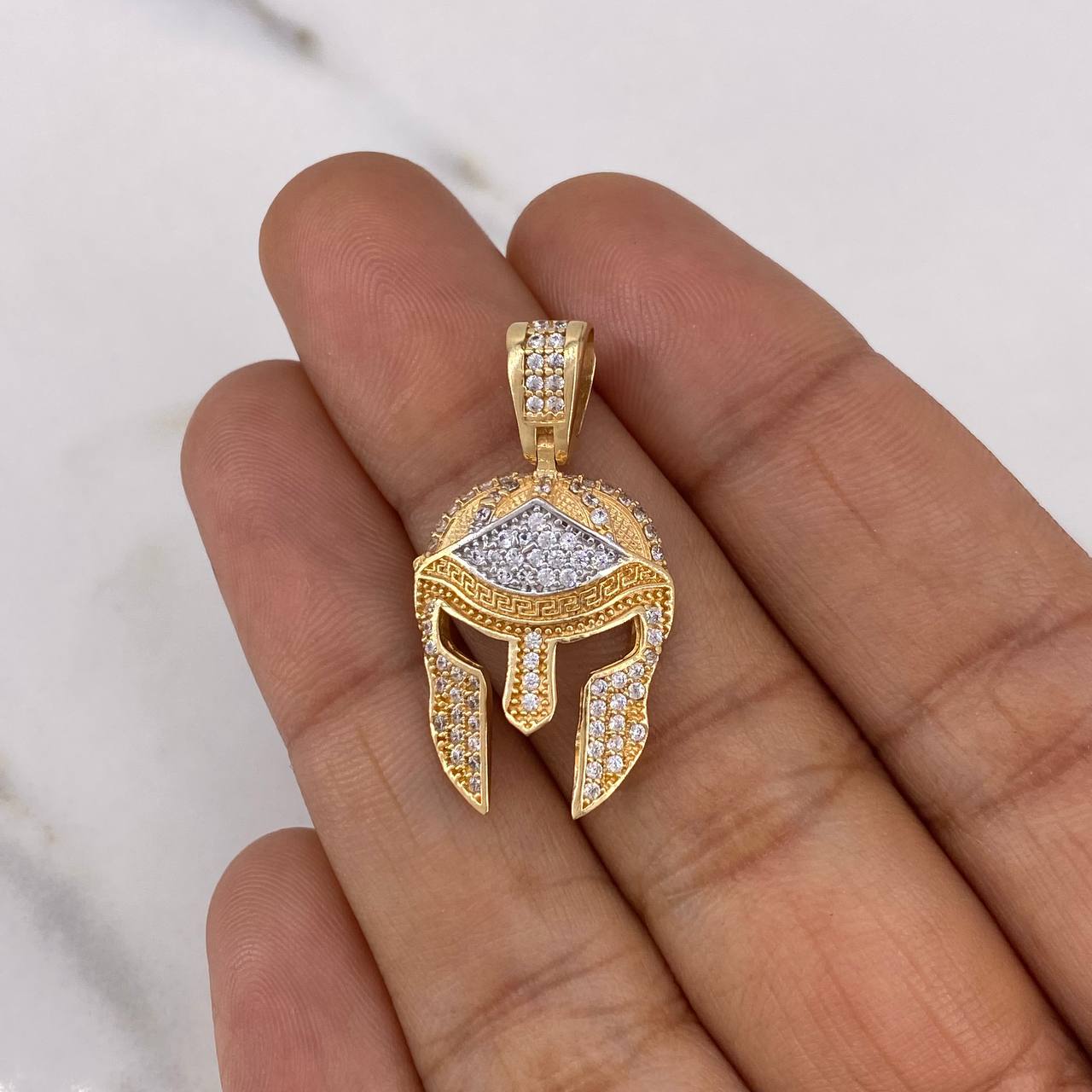 Dije Casco Espartano 3.75gr / 3cm / Circones Blancos Dos Oros Amarillo Blanco 18K $