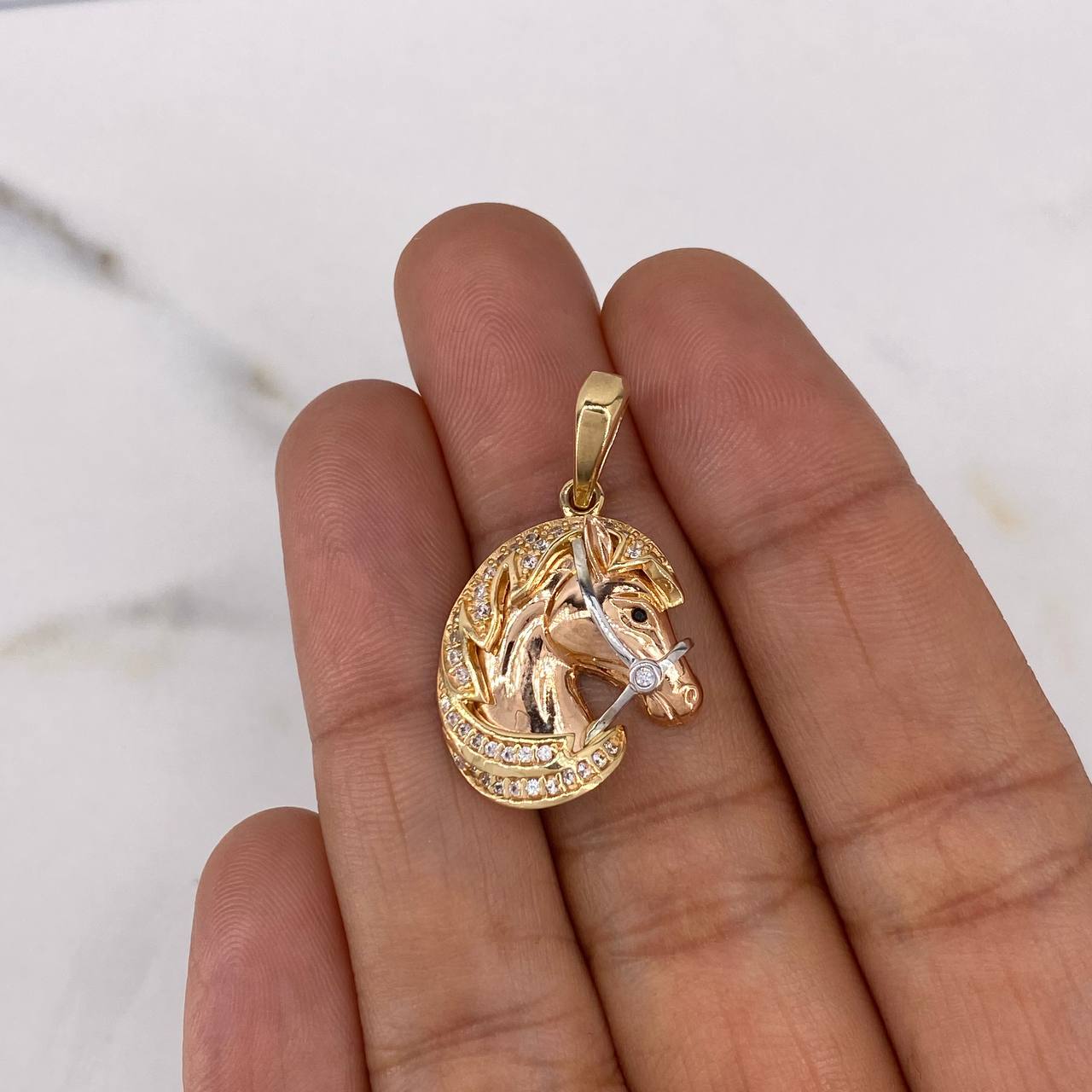 Dije Caballo 5.3gr / 2.8cm / Circones Blancos Negros Tres Oros 18K $