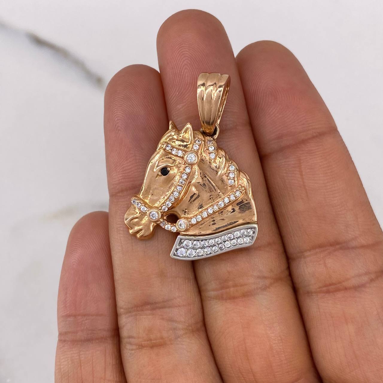 Dije Caballo 8.5gr / 3.2cm / Circones Blancos Negros Dos Oros Blanco Rosa 18K $