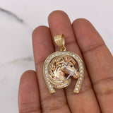 Dije Herradura Caballo 8.5gr / 3.5cm / Circones Blancos Negros Tres Oros 18K #