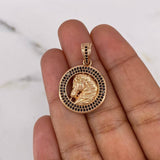 Dije Caballo Medalla 4.9gr / 3.1cm / Circones Negros Oro Rosa 18K $