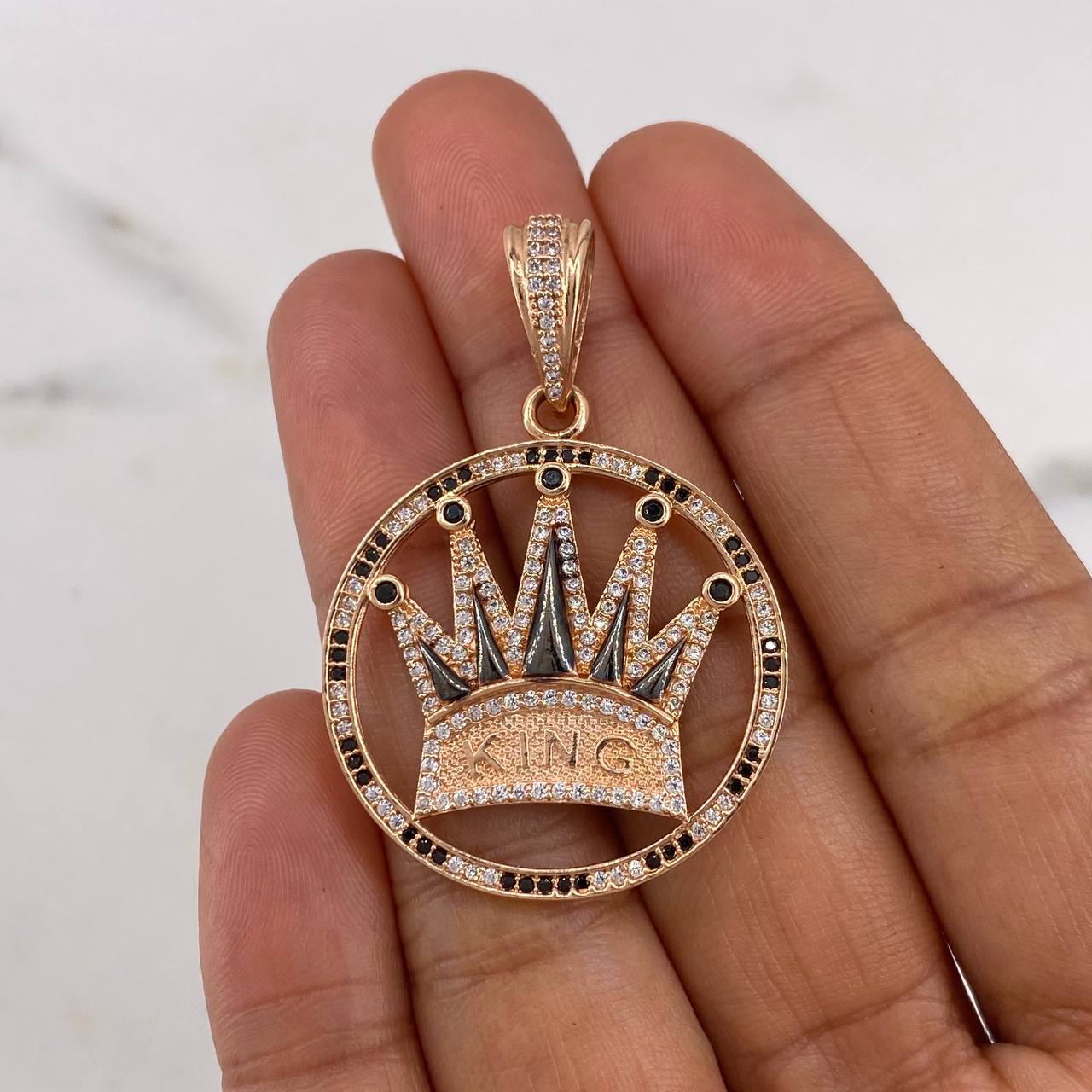 Dije Corona King 8.15gr / 4.5cm / Circones Blancos Negros Oro Rosa 18K #