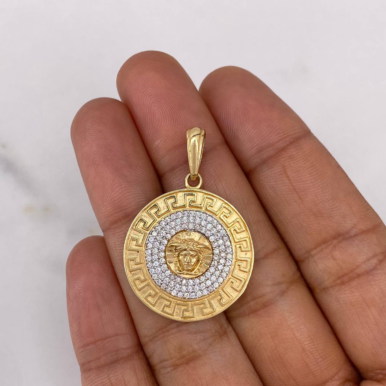 Dije Medalla Medusa Tribal 5.75gr / 3.5cm / Circones Blancos Dos Oros Amarillo Blanco 18K $