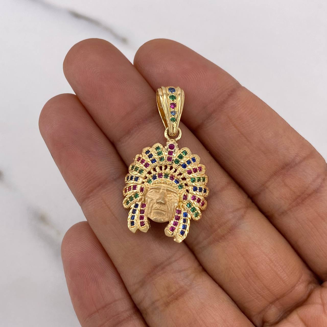 Dije Indio 5.1gr / 3.2cm / Circones Colores Oro Amarillo 18K $