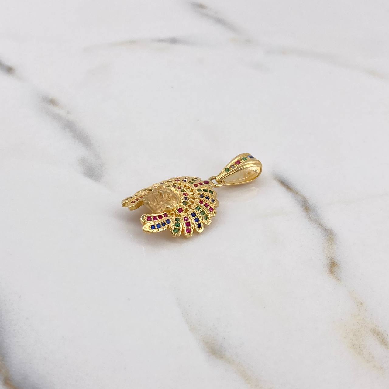 Dije Indio 5.1gr / 3.2cm / Circones Colores Oro Amarillo 18K $