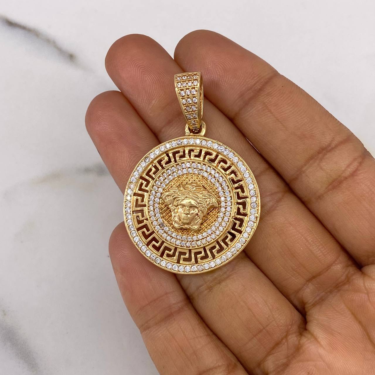 Dije Medalla Medusa Tribal 10gr / 4.5cm / Circones Blancos Oro Amarillo 18K $
