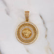 Dije Medalla Medusa Tribal 10gr / 4.5cm / Circones Blancos Oro Amarillo 18K $