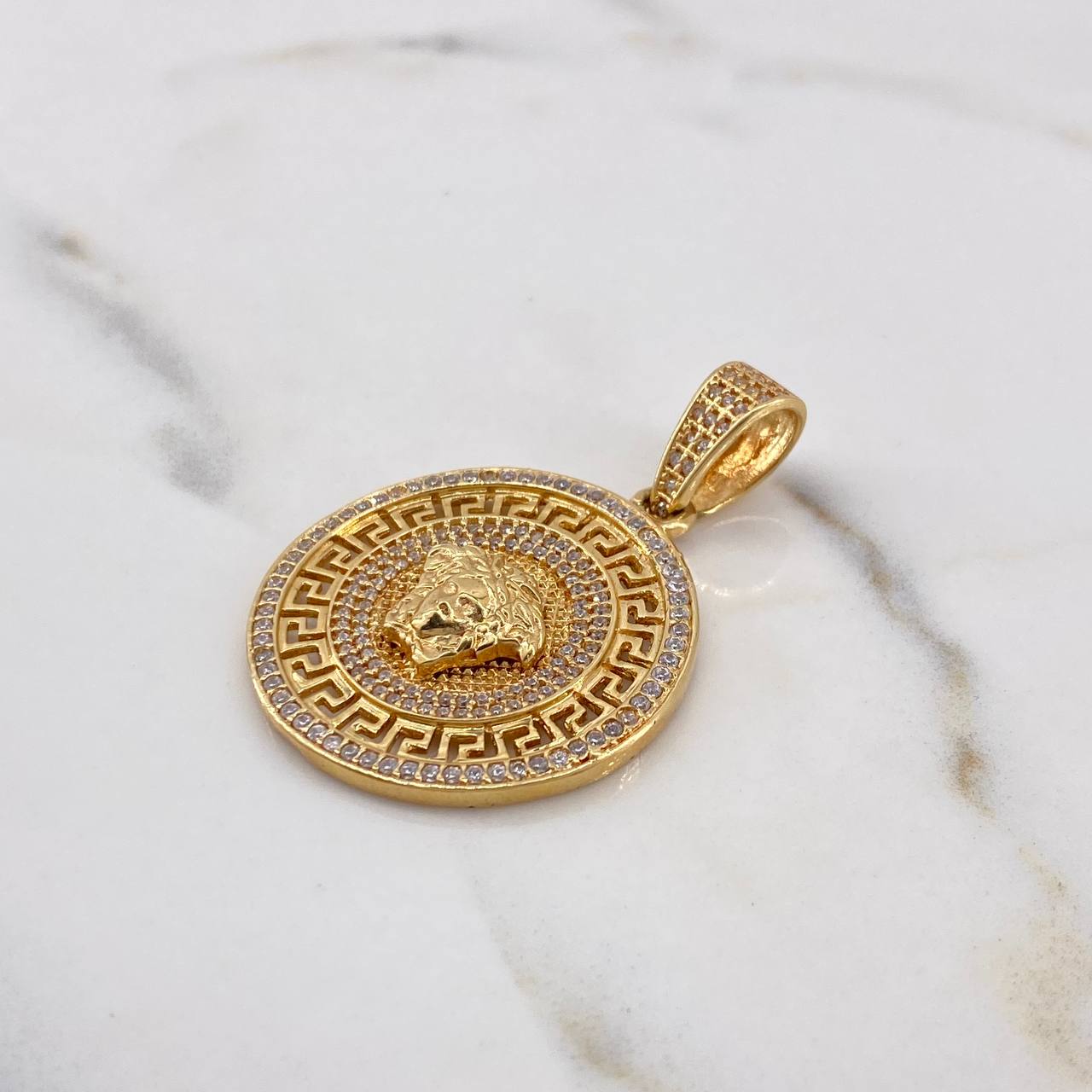 Dije Medalla Medusa Tribal 10gr / 4.5cm / Circones Blancos Oro Amarillo 18K $