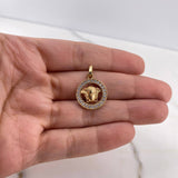 Dije Medusa 2.2gr / 2.3cm / Circones Blancos Oro Amarillo 18K $