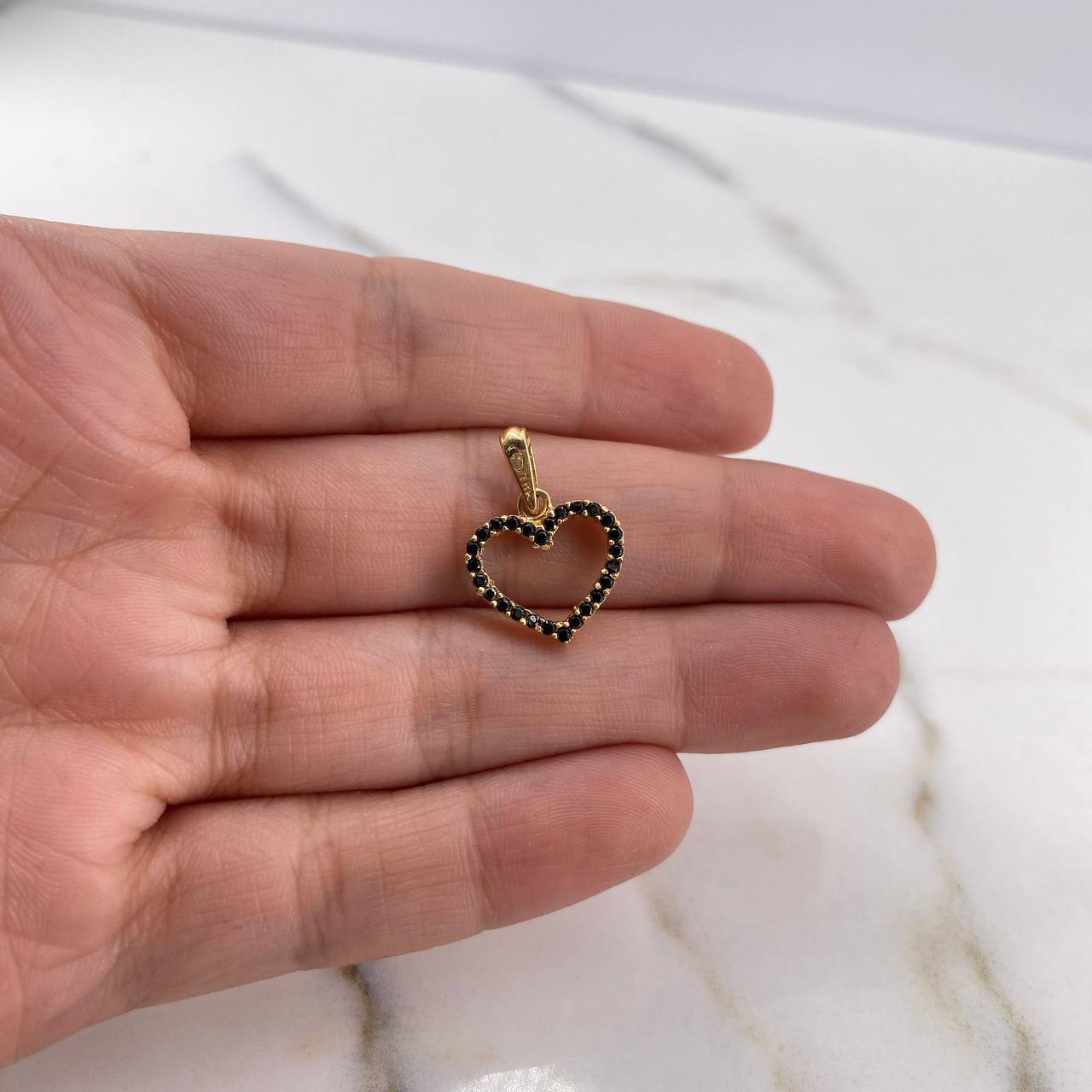 Dije Silueta Corazon 1.35gr / 1.9cm / Doble Faz Circones Negros Blancos Oro Amarillo 18K #
