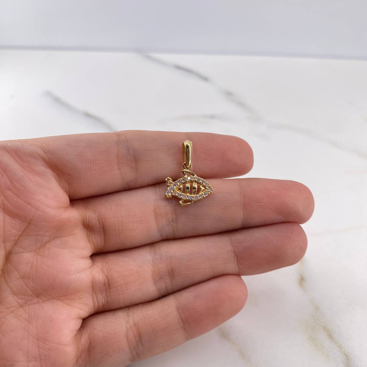 Dije Pez 1.1gr / 1.8cm / Circones Blancos Oro Amarillo 18K #