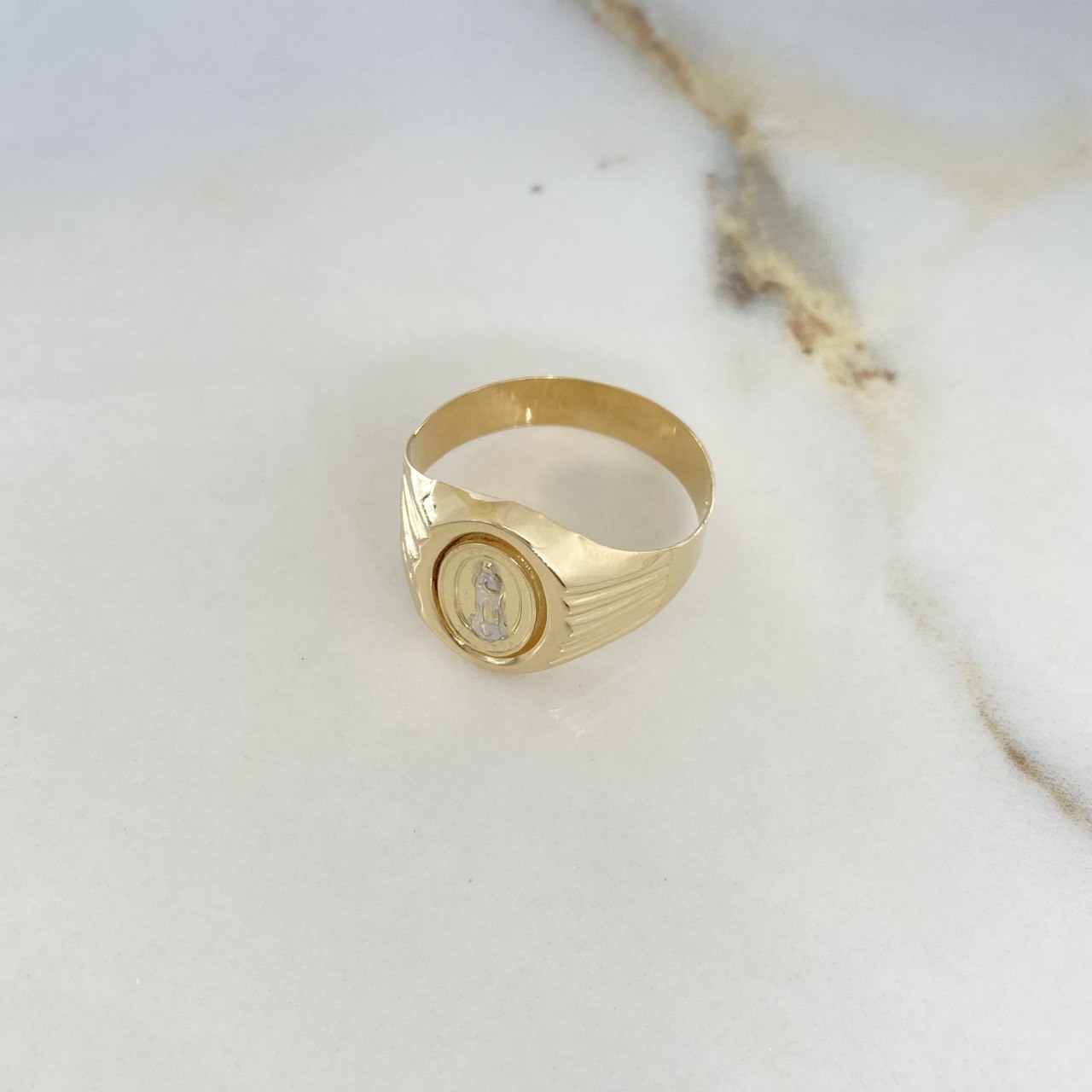 Anillo Sello Virgen de Guadalupe 3.5gr / T11 3/4 / Dos Oros Amarillo Blanco &