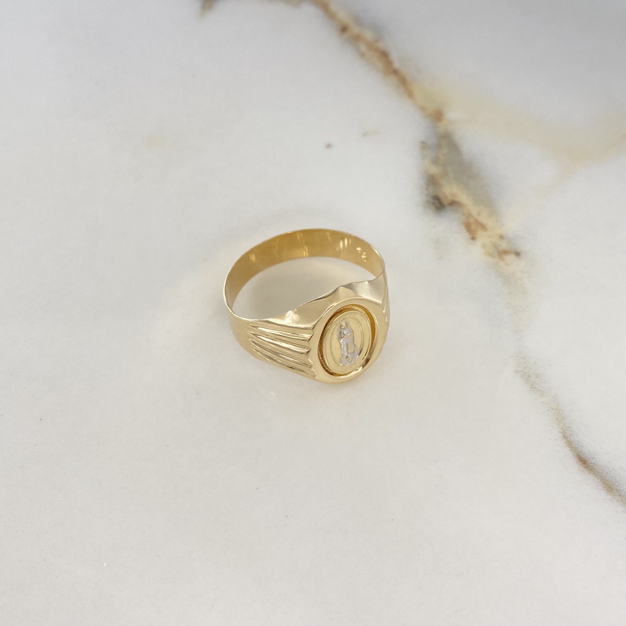 Anillo Sello Virgen de Guadalupe 3.5gr / T11 3/4 / Dos Oros Amarillo Blanco &